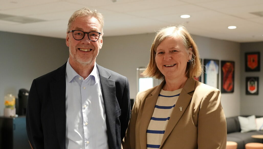 BILDE: Forhandlingene i gang: X i Spekter og Anne-Karin Rime, forhandlingsleder for Akademikerne helse