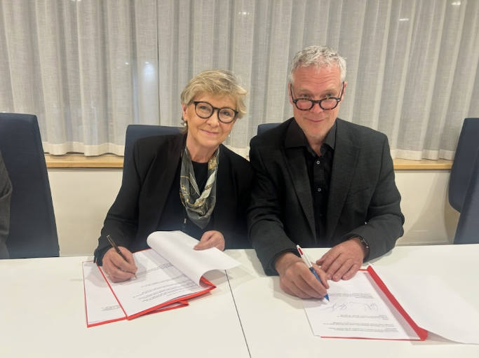 Kari Tønnessen Nordli og forhandlingsleder i Unilo Steinar A. Sæther signerer avtalen onsdag kveld. Foto: Anette Basma/Akademikerne